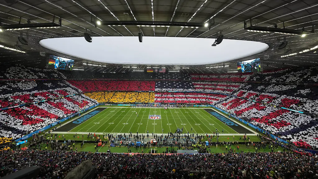 NFL-American-Football-Herren-USA-Munich-Game-New-York-Giants-at-Carolina-Panthers-Nov-10-2024-Munich-Germany-A-general-overall-view-of-a-tifo-of-the-United-States-and-Germany-flags-and-the-NFL-shield-logo-during-the-2024-NFL-Munich-Game-at-Allianz-Arena