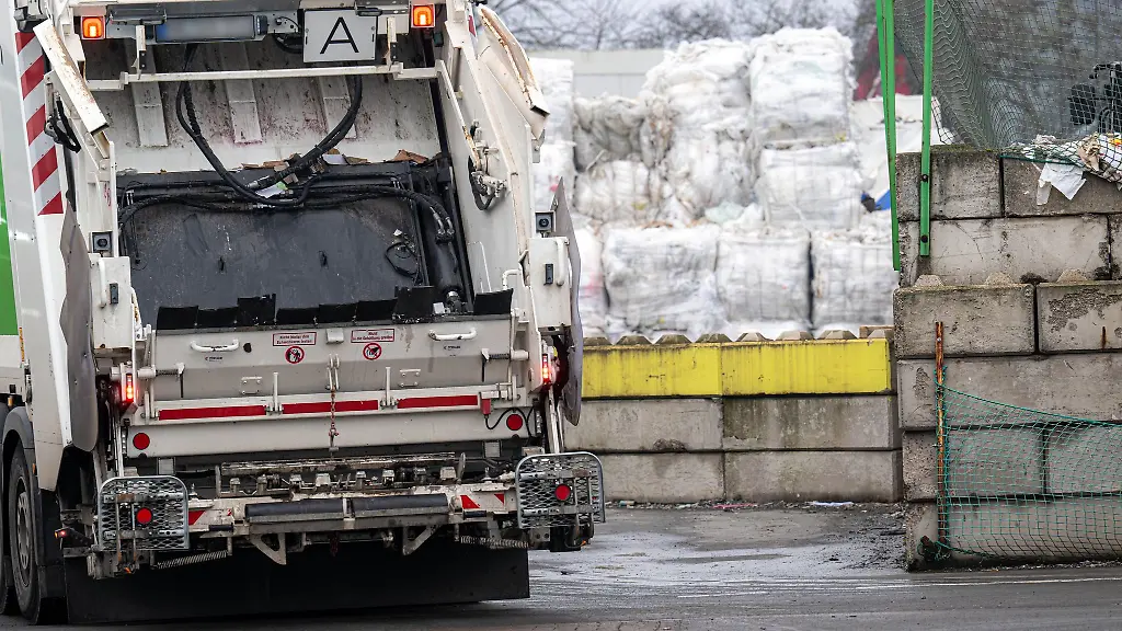 Mit-einer-grossen-Kampagne-suchen-Polizei-und-Staatsanwaltschaft-nach-der-Mutter-des-toten-Babys-das-auf-einem-Bremer-Recyclinghof-gefunden-wurde