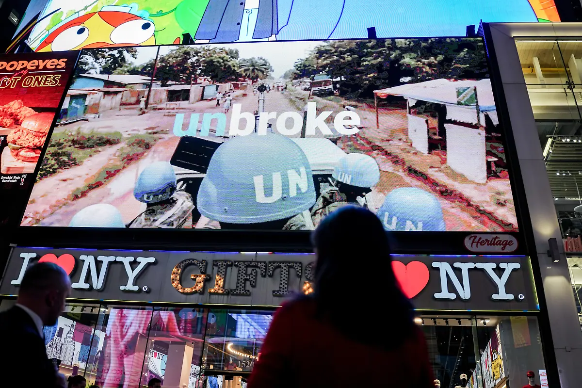 Annalena-Baerbock-Praesidentin-der-Generalversammlung-der-Vereinten-Nationen-schaut-sich-auf-dem-Times-Square-eine-Werbekampagne-der-UN-am-Rande-der-Generaldebatte-der-UN-Vollversammlung-in-New-York-auf-einem-Billboard-an-Zu-dem-groessten-diplomatischen-Ereignis-der-Welt-werden-ueber-mehrere-Tage-ueber-140-Staats-und-Regierungschefs-erwartet