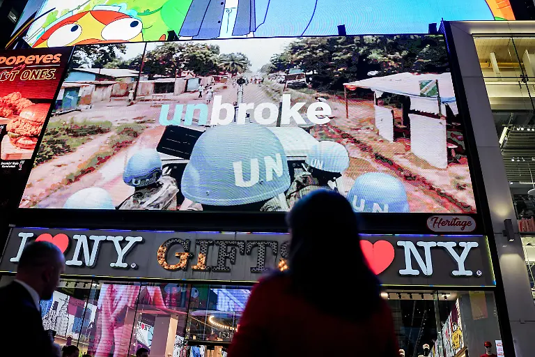 Annalena-Baerbock-Praesidentin-der-Generalversammlung-der-Vereinten-Nationen-schaut-sich-auf-dem-Times-Square-eine-Werbekampagne-der-UN-am-Rande-der-Generaldebatte-der-UN-Vollversammlung-in-New-York-auf-einem-Billboard-an-Zu-dem-groessten-diplomatischen-Ereignis-der-Welt-werden-ueber-mehrere-Tage-ueber-140-Staats-und-Regierungschefs-erwartet