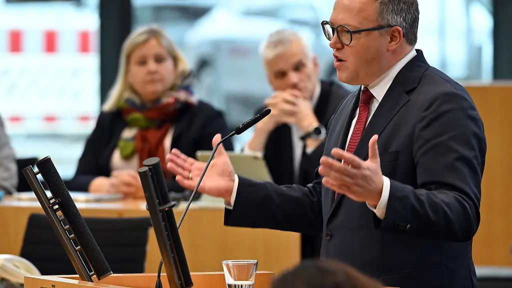 Heute-reissen-wir-die-Mauern-aus-Ueberregulierung-Misstrauen-und-Papier-ein-sagte-Ministerpraesident-Mario-Voigt-CDU-in-einer-Sondersitzung-des-Landtags-zum-Buerokratieabbau
