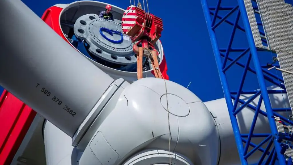 Ein-Propeller-von-Nordex-wird-an-eine-Windkraftanlage-gehoben