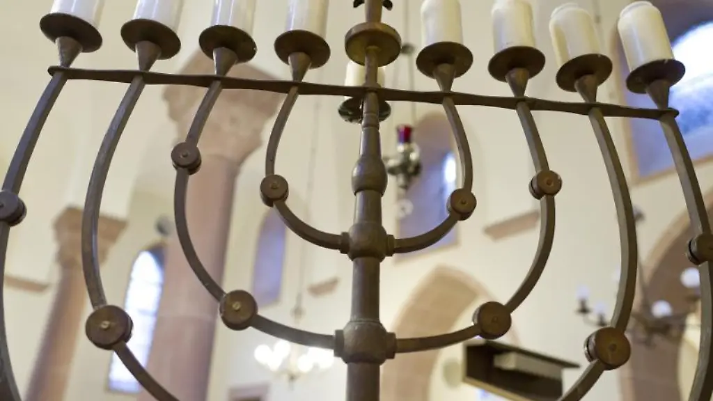 Ein-Chanukkaleuchter-ist-in-Worms-in-der-Synagoge-zu-sehen