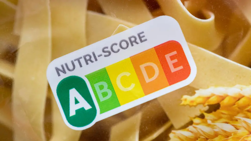 Label-NUTRI-SCORE-auf-einer-Nudelverpackung-Naehrwertkennzeichnungssystem-Lebensmittelampel-Baden-Wuerttemberg-Deutschland-Europa