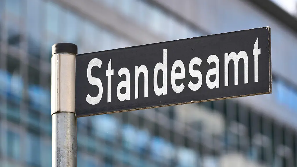 FOTOMONTAGE-Strassenschild-mit-der-Aufschrift-Standesamt-vor-einem-modernen-Verwaltungsgebaeude-Symbol-fuer-behoerdliche-Angelegenheiten-wie-Eheschliessung-Geburtsurkunden-und-offizielle-Familienstands-eintraege