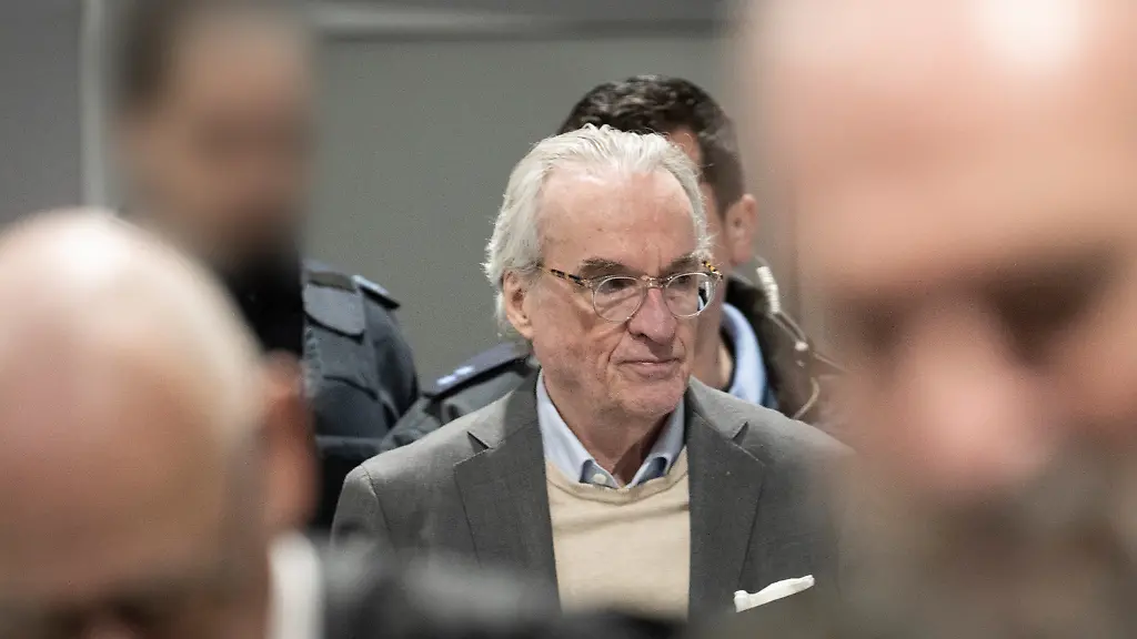 10-12-2025-Hessen-Frankfurt-Main-Der-Hauptangeklagte-Heinrich-XIII-Prinz-Reuss-wird-bei-der-Fortsetzung-des-Prozesses-gegen-die-mutmassliche-Reichsbuerger-Gruppe-in-den-Saal-gefuehrt-Die-Bundesanwaltschaft-legt-den-neun-Angeklagten-zur-Last-Mitglied-in-einer-terroristischen-Vereinigung-gewesen-zu-sein-Im-Verlaufe-des-heutigen-Verhandlungstages-will-sich-Reuss-erstmals-zur-Sache-einlassen