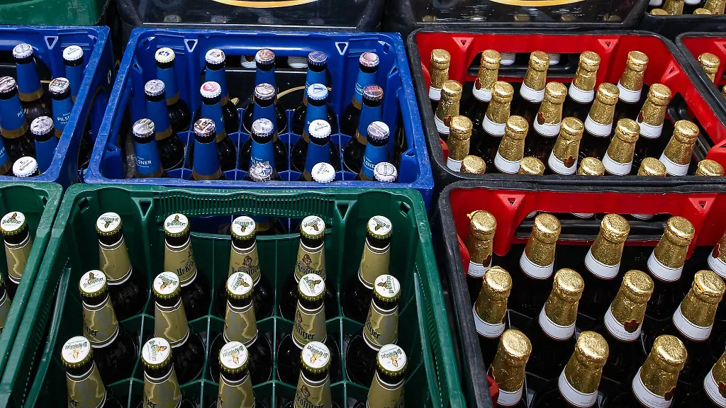 Rund-650-Bierkaesten-wurden-auf-einer-Strecke-von-etwa-25-Metern-ueber-beide-Fahrbahnen-verteilt