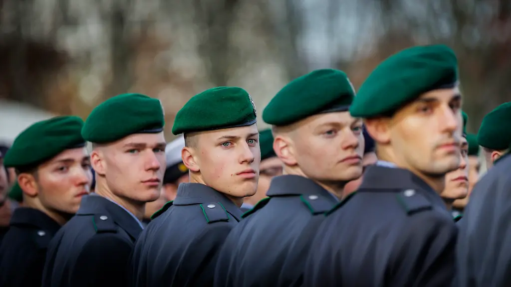Bundeswehrsoldaten-beim-feierlichen-Geloebnis-anlaesslich-70-Jahre-Bundeswehr-in-Berlin-12-11-2025