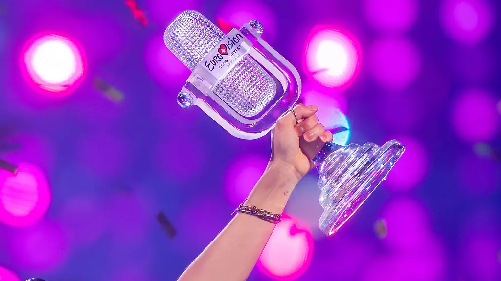 JJ-aus-Oesterreich-Gewinner-des-Eurovision-Song-Contest-haelt-waehrend-des-grossen-Finales-des-69-Eurovision-Song-Contest-ESC-2025-in-der-St-Jakobshalle-auf-der-Buehne-die-Trophaee-in-der-Hand-und-jubelt-RECROP-zu-dpa-Deutscher-ESC-Vorentscheid-am-28