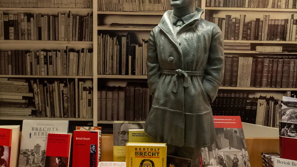 Eine-Brechtfigur-und-Brecht-Literatur-in-einer-Augsburger-Buchhandlung