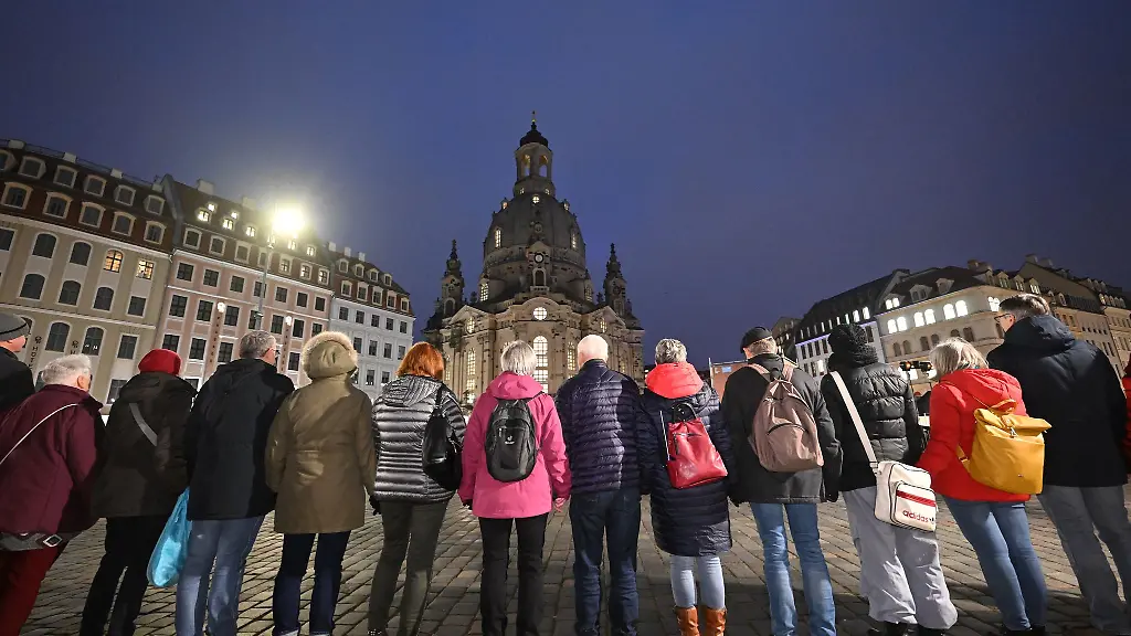 Fuer-die-Menschenkette-werden-Ordner-gesucht