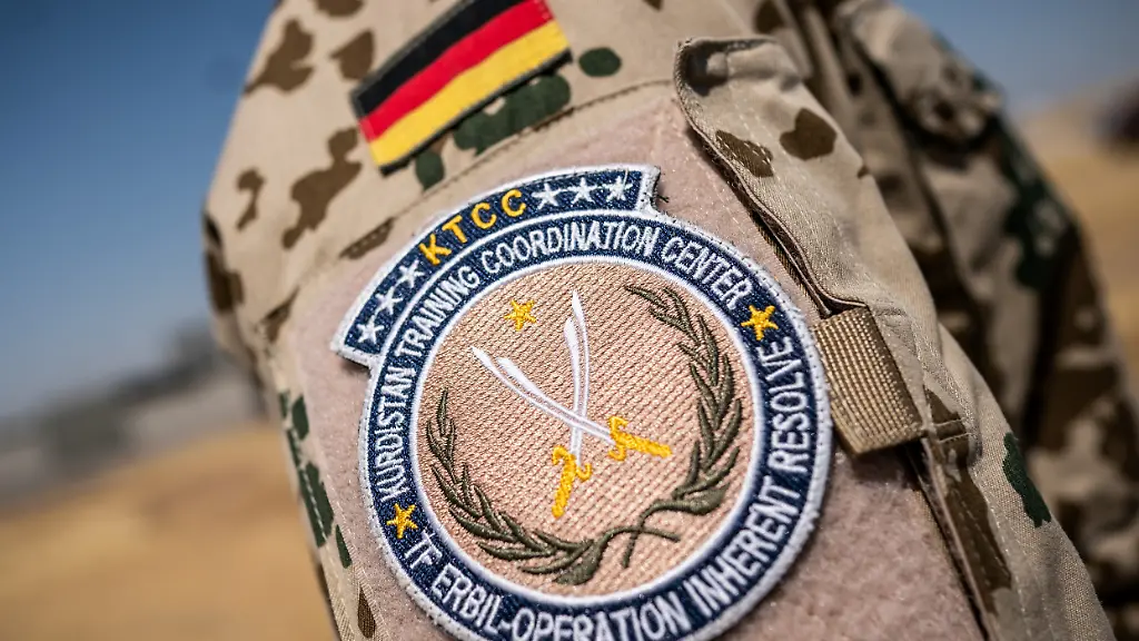 Das-Schulterabzeichen-der-Bundeswehr-Mission-Operation-Inherent-Resolve-des-Kurdistan-Training-Coordination-Center-aufgenommen-auf-dem-Truppenuebungsplatz-in-Bnaslawa