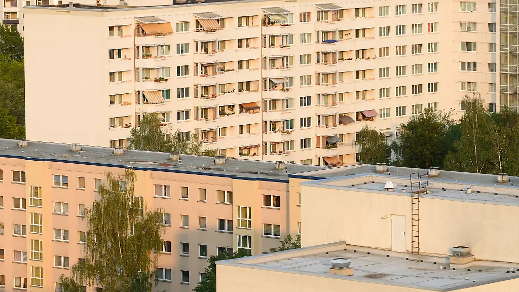 Das-Musaik-Orchester-mit-Maedchen-und-Jungen-aus-17-Laendern-will-am-18-Dezember-die-Fenster-von-Plattenbauten-wie-bei-einem-Adventskalender-oeffnen