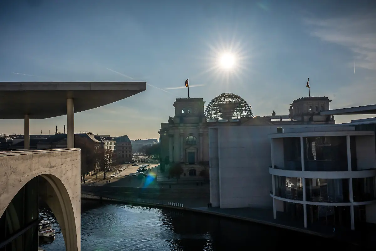 Blick-ueber-die-Spree-zum-Reichstagsgebaeude-waehrend-der-Debatte-zum-Bundeshaushalt-im-Bundestag