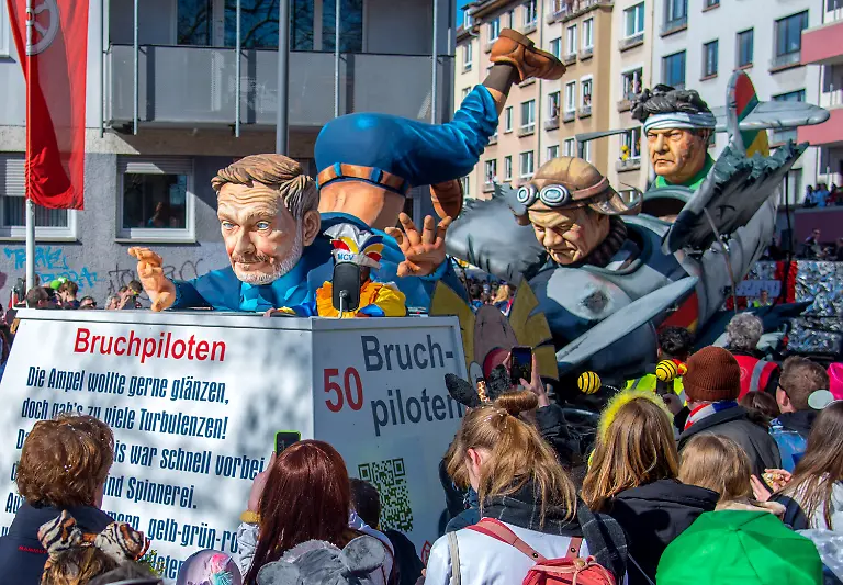 Mainz-3-Maerz-2025-Ein-Motivwagen-Bruchpiloten-zeigt-die-abgestuerzte-Ampel-Regierung-Bundesminister-Robert-Habeck-und-Christian-Lindner-Bundeskanzler-Olaf-Scholz-Unter-dem-Motto-In-Meenz-zu-feiern-des-ist-nett-but-dont-forget-se-Zugplakett-findet-zum-Hoehepunkt-der-Strassenfastnacht-der-traditionelle-Rosenmontagsumzug-statt
