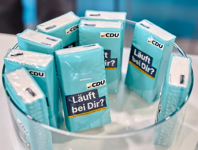 EUR-DEU-Deutschland-Berlin-03-02-2025-Taschentuecher-mit-Werbung-fuer-die-CDU-Damit-Deutschland-besser-laeuft-Wahlparteitag-der-CDU-in-Berlin-Auf-dem-Parteitag-wurde-ein-Sofortprogramm-verabschiedet-welches-bei-einer-Regierungsuebernahme-nach-der-Bundestagswahl-umgesetzt-werden-soll-Massnahmen-sind-die-Staerkung-der-inneren-Sicherheit-eine-Aenderung-der-Migrationspolitik-Abbau-der-Buerokratie-und-eine-Staerkung-der-Wirtschaft