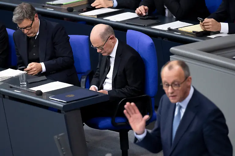 DEU-Deutschland-Germany-Berlin-29-01-2025-Rede-vom-Kanzlerkandidat-Friedrich-Merz-Vorsitzender-der-CDU-und-Fraktionsvorsitzender-vor-Regierungsbank-mit-Olaf-Scholz-Bundeskanzler-der-Bundesrepublik-Deutschland-SPD-und-Regierungsbank-mit-Robert-Habeck-Bundesminister-fuer-Wirtschaft-und-Klimaschutz-Vizekanzler-Buendnis-90-Die-Gruenen-waehrend-der-Debatte-in-einer-Sitzung-des-Deutschen-Bundestages-ueber-eine-Regierungserklaerung-zu-innenpolitischen-Fragen-im-Bundestag-29-Januar-2025-im-Deutschen-Bundestag-in-Berlin-Deutschland-Merz-schlaegt-ein-neues-Gesetz-vor-das-darauf-abzielt-die-Einwanderungskontrollen-zu-verschaerfen-und-die-Sicherheit-zu-erhoehen-nachdem-kuerzlich-in-Aschaffenburg-zwei-Menschen-durch-einen-Einwanderer-niedergestochen-wurden-Er-hat-angedeutet-dass-er-offen-fuer-die-Unterstuetzung-der-rechtsextremen-Alternative-fuer-Deutschland-AfD-sei-um-die-Verabschiedung-eines-moeglichen-Gesetzesentwurfs-zu-erreichen-der-von-anderen-Parteien-lautstark-verurteilt-wurde-Nach-dem-kuerzlichen-Zusammenbruch-der-Drei-Parteien-Koalitionsregierung-sind-in-Kuerze-Neuwahlen-angesetzt-Fuer-den-23-Februar-sind-Neuwahlen-angesetzt-en-Speech-by-chancellor-candidate-Friedrich-Merz-chairman-of-the-CDU-and-parliamentary-group-leader-in-front-of-government-bank-with-Olaf-Scholz-Chancellor-of-Germany-SPD-and-government-bank-with-Robert-Habeck-Federal-Minister-for-Economic-Affairs-and-Climate-Protection-Vice-Chancellor-Alliance-90-The-Greensduring-the-debate-at-a-meeting-of-the-German-Bundestag-about-a-government-declaration-on-domestic-issues-in-the-Bundestag-on-January-29th-2025-in-the-German-Bundestag-in-Berlin-Germany-Merz-is-proposing-new-legislation-aimed-at-tightening-immigration-controls-and-enhancing-security-following-a-recent-stabbing-by-an-immigrant-in-Aschaffenburg-that-left-two-people-dead