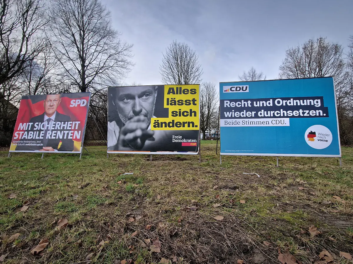 Wahlplakate-der-CDU-rechts-der-FDP-Mitte-und-der-SPD-links-stehen-auf-einer-Wiese-in-Frankfurt-am-Main-Am-23-Februar-2025-finden-in-Deutschland-vorgezogene-Bundestagswahlen-statt-nachdem-die-sog-Ampel-Koalition-Ende-2024-zerbrochen-war