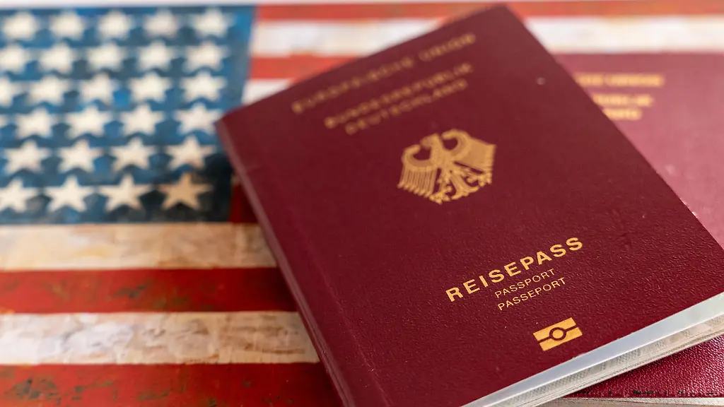 06-07-25-Selters-Symbolfoto-Illustrationsbild-Symbolbild-Illustrationsfoto-Alltagsszene-Zwei-deutsche-Reisepaesse-liegen-auf-einem-Hintergrund-mit-der-amerikanischen-Flagge-Das-Bild-symbolisiert-Reisen-aus-Deutschland-in-die-Vereinigten-Staaten-Einreisebestimmungen-Visumsfragen-transatlantische-Beziehungen-oder-die-Themen-Migration-und-internationale-Mobilitaet-Ideal-fuer-redaktionelle-oder-symbolische-Nutzung-in-Zusammenhang-mit-USA-Reisen-oder-Visa-Themen