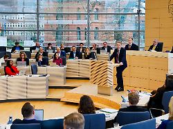 Hamburg & Schleswig-Holstein: Landtag ringt um Finanzkurs des Landes