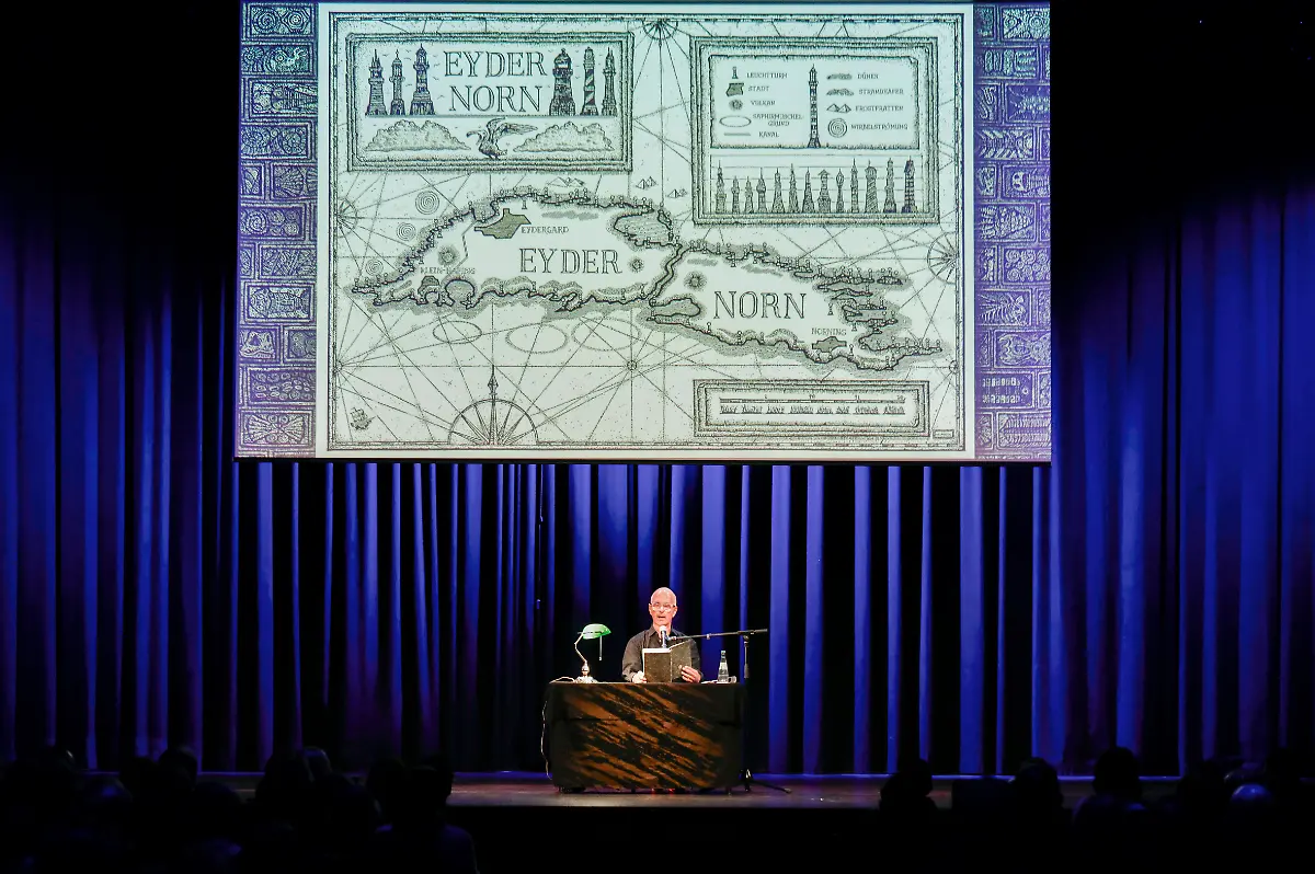 Christoph-Maria-Herbst-bei-der-Veranstaltung-Christoph-Maria-Herbst-liest-Walter-Moers-im-Theater-am-Tanzbrunnen-Koeln-09-11-2023-Christoph-Maria-Herbst-at-the-event-Christoph-Maria-Herbst-reads-Walter-Moers-at-the-Theater-am-Tanzbrunnen-Cologne-09-11-2023-Foto-xR