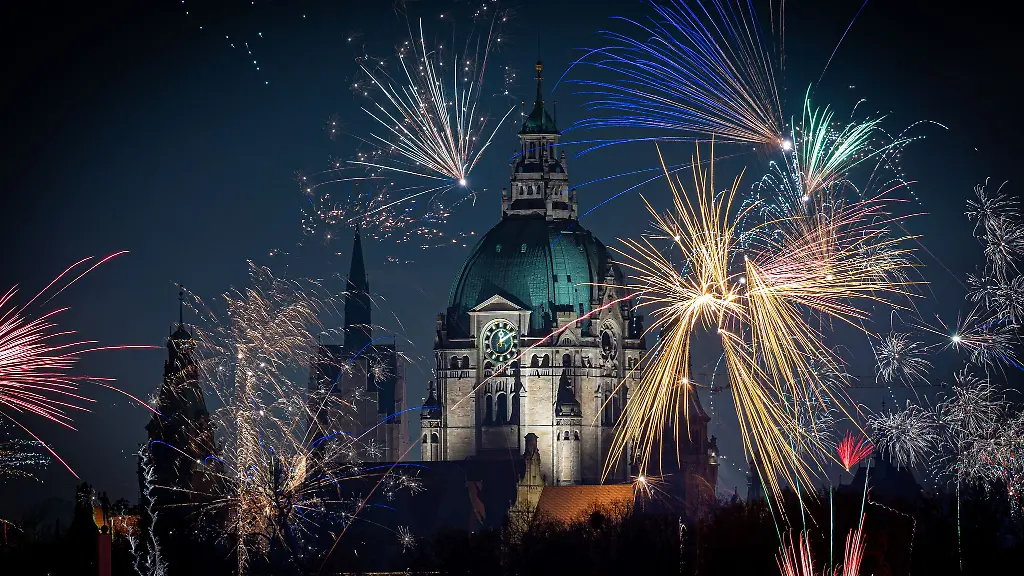 Silvesterraketen-gehoeren-zum-Jahreswechsel-dazu-in-privaten-Haenden-koennen-sie-aber-gefaehrlich-sein