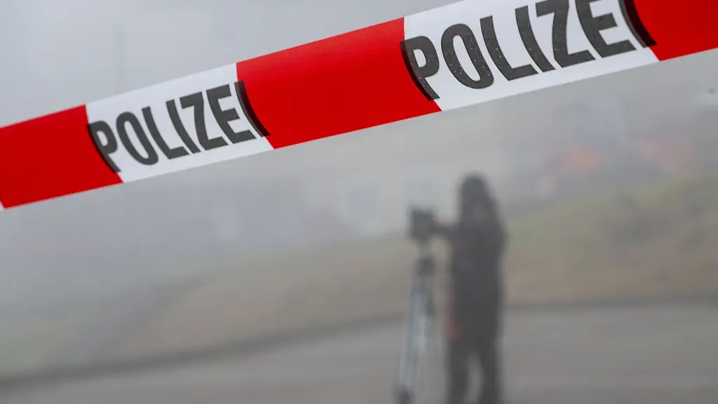 In-Neuhaus-am-Rennweg-laeuft-seit-Dienstagabend-ein-groesserer-Polizeieinsatz