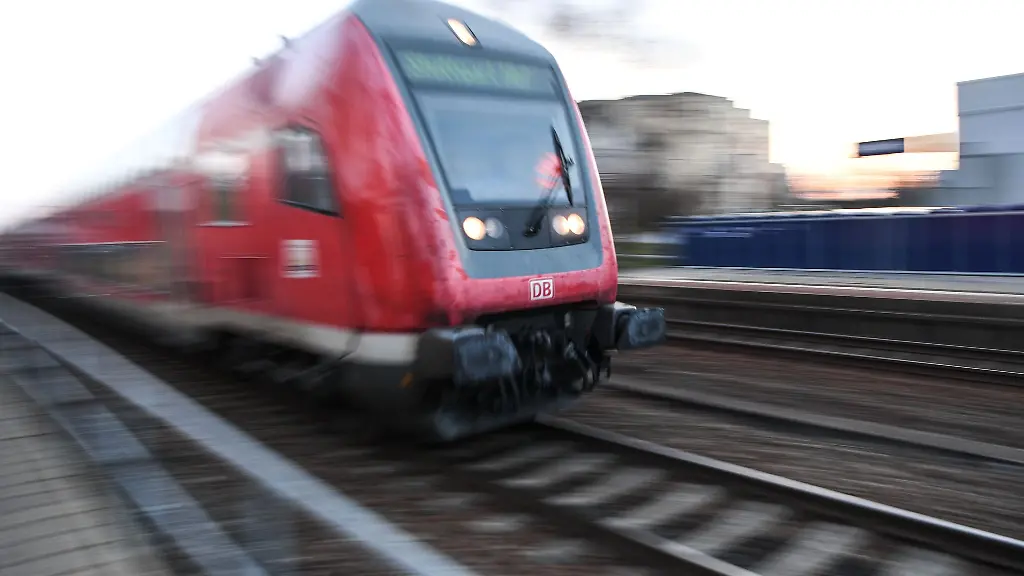Allein-unterwegs-mit-der-Bahn-die-Reise-endete-fuer-einen-Sechsjaehrigen-jedoch-auf-dem-Polizeirevier