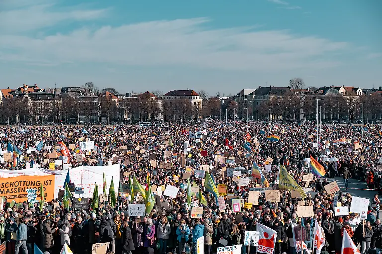 Unter-dem-Motto-Demokratie-braucht-Dich-hat-das-Buendnis-Muenchen-ist-bunt-zu-einer-Demonstration-auf-der-Muenchner-Theresienwiese-aufgerufen-Laut-Veranstalter-sollen-es-320-000-Menschen-gewesen-sein-Die-Polizei-spricht-von-200