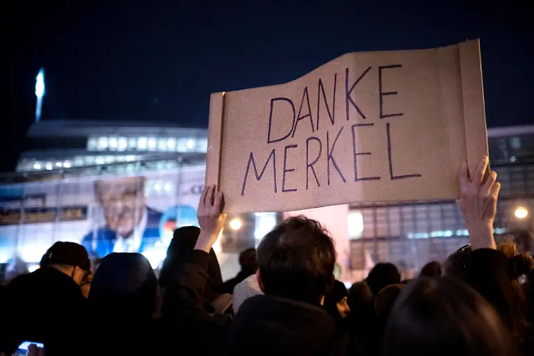 DEU-Deutschland-Germany-Berlin-30-01-2025-Demonstranten-des-Buendniss-Gemeinsam-gegen-Rechts-mit-Schild-Danke-Angela-Merkel-mit-einem-Transparent-auf-der-CDU-Kanzlerkandidat-Friedrich-Merz-zu-sehen-ist-der-am-dem-Hauptsitz-der-deutschen-Christdemokraten-CDU-nachdem-ein-CDU-Vorschlag-mit-Unterstuetzung-der-rechtsextremen-Alternative-fuer-Deutschland-AfD-angenommen-im-Bundestag-wurde-an-der-Fassade-der-Parteizentrale-in-Berlin-Deutschland-Merz-schlaegt-das-neue-Gesetz-Zustrombegrenzungsgesetz-vor-das-darauf-abzielt-die-Einwanderungskontrollen-zu-verschaerfen-und-die-Sicherheit-zu-erhoehen-nachdem-kuerzlich-in-Aschaffenburg-zwei-Menschen-durch-einen-Einwanderer-niedergestochen-wurden-Er-hat-angedeutet-dass-er-fuer-die-Unterstuetzung-der-AfD-bei-der-Verabschiedung-eines-moeglichen-Gesetzentwurfs-offen-sei-Bei-dem-Protest-geht-es-um-die-vorgezogene-Bundestagswahl-in-Deutschland-am-23-Februar-2025-und-den-Aufstieg-der-AfD-im-Verbund-mit-Rechtsextremisten-ein-Verbot-der-AfD-wird-in-Deutschland-zunehmend-diskutiert-en-Protesters-by-the-Alliance-Together-Against-the-Right-with-sign-Thank-You-Angela-Merkel-outside-the-headquarter-of-the-German-Christian-Democrats-CDU-with-a-banner-showing-CDU-chancellor-candidate-Friedrich-Merz-after-a-CDU-proposal-passed-with-the-support-of-the-far-right-Alternative-for-Germany-AfD-at-the-Bundestag-at-the-facade-in-Berlin-Germany-Merz-is-proposing-new-legislation-aimed-at-tightening-immigration-controls-and-enhancing-security-following-a-recent-stabbing-by-an-immigrant-in-Aschaffenburg-that-left-two-people-dead-He-has-indicated-he-is-open-to-support-from-the-AfD-in-gaining-passage-for-a-potential-bill-which-has-caused-loud-condemnation-from-other-parties