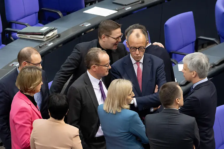Friedrich-Merz-waehrend-einer-Debatte-des-Bundestages-ueber-eine-Regierungserklaerung-zu-innenpolitischen-Fragen-im-Deutschen-Bundestag-Berlin-29-01-2025-Friedrich-Merz-CDU-schlaegt-ein-neues-Gesetz-vor-zur-Verschaerfung-der-Einwanderungskontrollen-und-deutet-an-dass-er-bei-der-Abstimmung-auch-fuer-die-Unterstuetzung-durch-die-rechtsextreme-Partei-AfD-Alternative-fuer-Deutschland-offen-sei