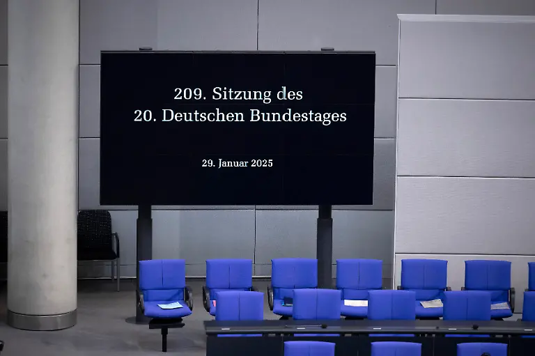 DEU-Deutschland-Germany-Berlin-29-01-2025-Display-vom-Monitor-mit-Anzeige-209-Sitzung-des-20-Deutschen-Bundestages-waehrend-der-Debatte-in-einer-Sitzung-des-Deutschen-Bundestages-ueber-eine-Regierungserklaerung-zu-innenpolitischen-Fragen-im-Bundestag-29-Januar-2025-im-Deutschen-Bundestag-in-Berlin-Deutschland-Die-CDU-schlaegt-ein-neues-Gesetz-vor-das-darauf-abzielt-die-Einwanderungskontrollen-zu-verschaerfen-und-die-Sicherheit-zu-erhoehen-nachdem-kuerzlich-in-Aschaffenburg-zwei-Menschen-durch-einen-Einwanderer-niedergestochen-wurden-Er-hat-angedeutet-dass-er-offen-fuer-die-Unterstuetzung-der-rechtsextremen-Alternative-fuer-Deutschland-AfD-sei-um-die-Verabschiedung-eines-moeglichen-Gesetzesentwurfs-zu-erreichen-der-von-anderen-Parteien-lautstark-verurteilt-wurde-Nach-dem-kuerzlichen-Zusammenbruch-der-Drei-Parteien-Koalitionsregierung-sind-in-Kuerze-Neuwahlen-angesetzt-Fuer-den-23-Februar-sind-Neuwahlen-angesetzt-en-Display-from-the-monitor-with-display-209th-session-of-the-20th-German-Bundestag-during-the-debate-at-a-meeting-of-the-German-Bundestag-about-a-government-declaration-on-domestic-issues-in-the-Bundestag-on-January-29th-2025-in-the-German-Bundestag-in-Berlin-Germany-Merz-is-proposing-new-legislation-aimed-at-tightening-immigration-controls-and-enhancing-security-following-a-recent-stabbing-by-an-immigrant-in-Aschaffenburg-that-left-two-people-dead-He-has-indicated-he-is-open-to-support-from-the-far-right-Alternative-for-Germany-AfD-in-gaining-passage-for-a-potential-bill-which-has-caused-loud-condemnation-from-other-parties