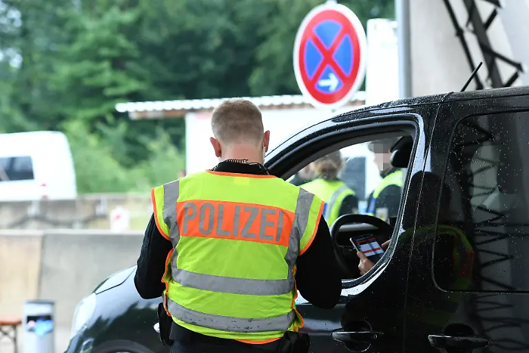 Grenzkontrollen-an-der-deutsch-oesterreichischen-Grenze-am-24-07-2025-am-Grenzuebergang-Walserberg-Grenzkontrollen-der-Bayerischen-Bereitschaftspolizei-und-Bundespolizei-am-24-07-2025-an-der-deutsch-oesterreichischen-Grenze-am-Grenzuebergang-Walserberg