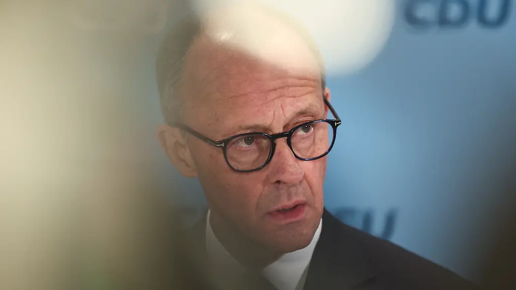 Friedrich-Merz-CDU-Bundesvorsitzender-und-Fraktionsvorsitzender-der-CDU-CSU-Fraktion-im-Bundestag-gibt-ein-Statement-zu-dem-toedlichen-Angriff-in-einem-Park-in-Aschaffenburg