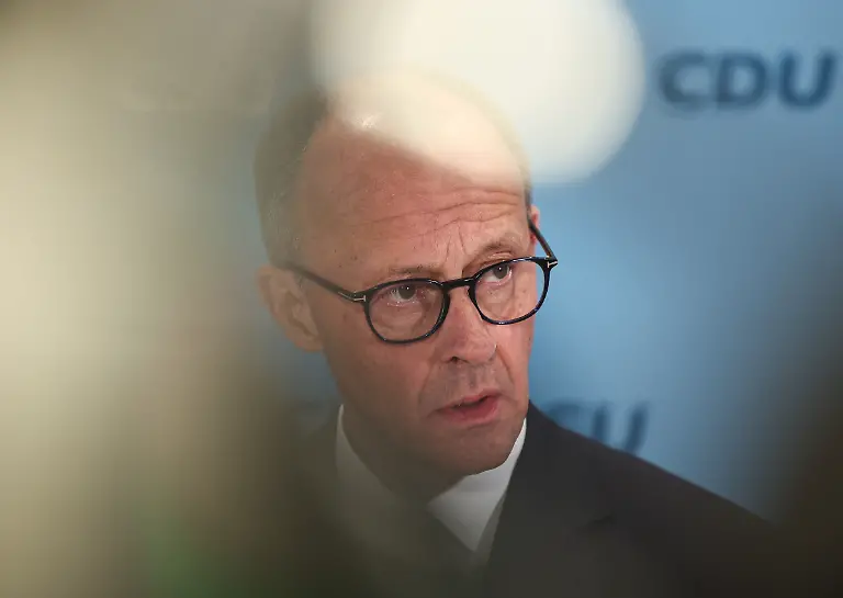 Friedrich-Merz-CDU-Bundesvorsitzender-und-Fraktionsvorsitzender-der-CDU-CSU-Fraktion-im-Bundestag-gibt-ein-Statement-zu-dem-toedlichen-Angriff-in-einem-Park-in-Aschaffenburg