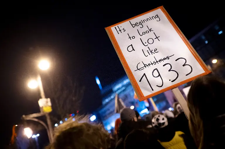 DEU-Deutschland-Germany-Berlin-30-01-2025-Demonstranten-des-Buendniss-Gemeinsam-gegen-Rechts-mit-Schild-It-is-beginning-to-look-a-lot-like-1933-mit-einem-Transparent-auf-der-CDU-Kanzlerkandidat-Friedrich-Merz-zu-sehen-ist-der-am-dem-Hauptsitz-der-deutschen-Christdemokraten-CDU-nachdem-ein-CDU-Vorschlag-mit-Unterstuetzung-der-rechtsextremen-Alternative-fuer-Deutschland-AfD-angenommen-im-Bundestag-wurde-an-der-Fassade-der-Parteizentrale-in-Berlin-Deutschland-Merz-schlaegt-das-neue-Gesetz-Zustrombegrenzungsgesetz-vor-das-darauf-abzielt-die-Einwanderungskontrollen-zu-verschaerfen-und-die-Sicherheit-zu-erhoehen-nachdem-kuerzlich-in-Aschaffenburg-zwei-Menschen-durch-einen-Einwanderer-niedergestochen-wurden-Er-hat-angedeutet-dass-er-fuer-die-Unterstuetzung-der-AfD-bei-der-Verabschiedung-eines-moeglichen-Gesetzentwurfs-offen-sei-Bei-dem-Protest-geht-es-um-die-vorgezogene-Bundestagswahl-in-Deutschland-am-23-Februar-2025-und-den-Aufstieg-der-AfD-im-Verbund-mit-Rechtsextremisten-ein-Verbot-der-AfD-wird-in-Deutschland-zunehmend-diskutiert-en-Protesters-by-the-Alliance-Together-Against-the-Right-with-sign-It-is-beginning-to-look-a-lot-like-1933-outside-the-headquarter-of-the-German-Christian-Democrats-CDU-with-a-banner-showing-CDU-chancellor-candidate-Friedrich-Merz-after-a-CDU-proposal-passed-with-the-support-of-the-far-right-Alternative-for-Germany-AfD-at-the-Bundestag-at-the-facade-in-Berlin-Germany-Merz-is-proposing-new-legislation-aimed-at-tightening-immigration-controls-and-enhancing-security-following-a-recent-stabbing-by-an-immigrant-in-Aschaffenburg-that-left-two-people-dead-He-has-indicated-he-is-open-to-support-from-the-AfD-in-gaining-passage-for-a-potential-bill-which-has-caused-loud-condemnation-from-other-parties