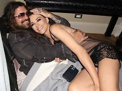 Billy Ray Cyrus hat gut lachen: Liz Hurley geht in Dessous auf Schmusekurs