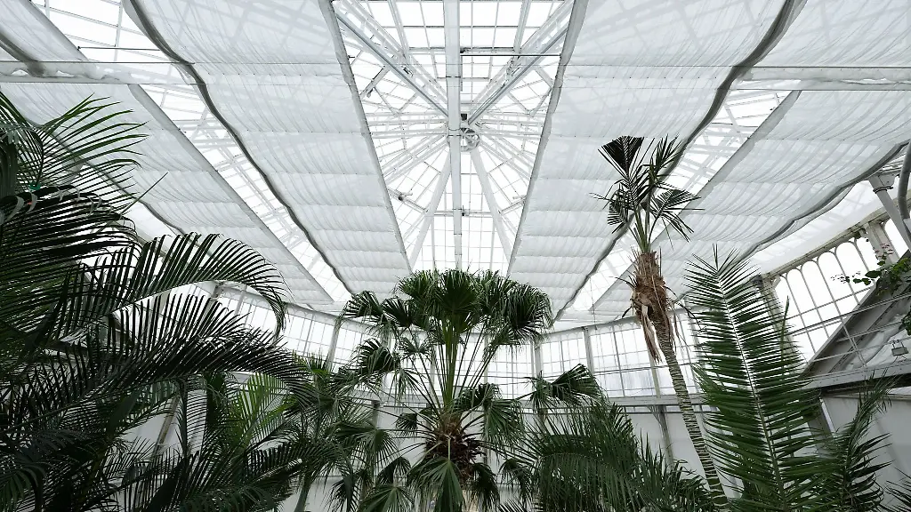 Der-Energieschirm-besteht-aus-feuerfestem-Kunststoffgewebe