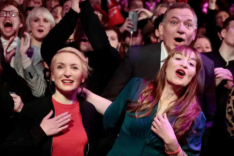 Ines-Schwerdtner-Die-Linke-l-r-Parteivorsitzende-Heidi-Reichinnek-Die-Linke-Spitzenkandidatin-und-Co-Vorsitzende-der-Bundestagsgruppe-und-Jan-van-Aken-Die-Linke-Parteivorsitzender-erwarten-bei-der-Wahlparty-der-Partei-Die-Linke-im-Glashaus-die-erste-Hochrechnung-Am-Sonntag-fand-die-vorgezogene-Wahl-zum-21-Deutschen-Bundestag-statt