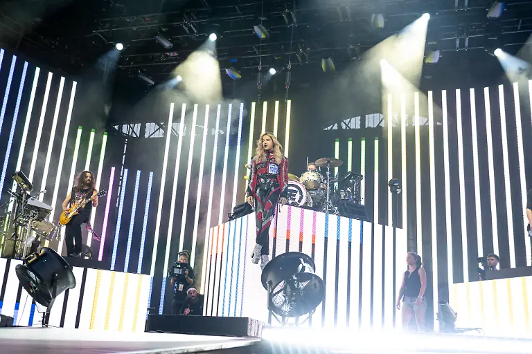 Bill-Kaulitz-von-Tokio-Hotel-schwebt-beim-20-Jahre-Durch-den-Monsun-Konzert-in-der-Berliner-Wuhlheide-auf-die-Buehne-Am-15-August-2005-veroeffentlichte-die-Magdeburger-Rockband-Tokio-Hotel-ihre-erste-Single-Durch-den-Monsun