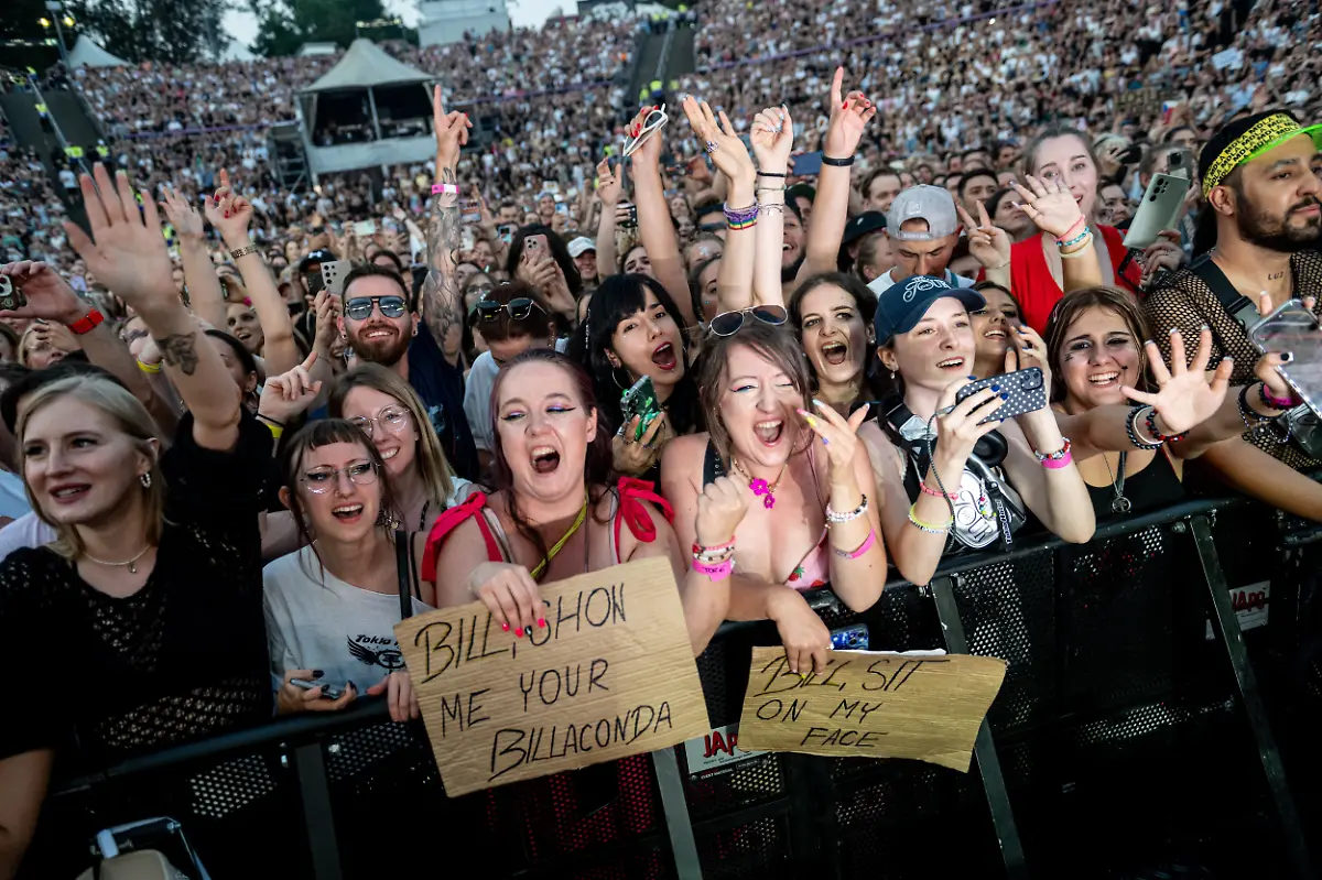 Fans-der-Band-Tokio-Hotel-jubeln-beim-20-Jahre-Durch-den-Monsun-Konzert-in-der-Berliner-Wuhlheide-Am-15-August-2005-veroeffentlichte-die-Magdeburger-Rockband-Tokio-Hotel-ihre-erste-Single-Durch-den-Monsun
