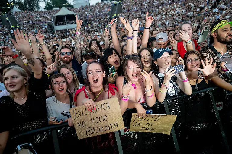 Fans-der-Band-Tokio-Hotel-jubeln-beim-20-Jahre-Durch-den-Monsun-Konzert-in-der-Berliner-Wuhlheide-Am-15-August-2005-veroeffentlichte-die-Magdeburger-Rockband-Tokio-Hotel-ihre-erste-Single-Durch-den-Monsun