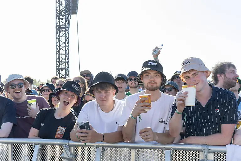 Oasis-perform-at-Heaton-Park-Audience-crowd-atmosphere-as-Oasis-performs-at-Heaton-Park-Manchester-a-homecoming-concert-as-part-of-their-2025-Reunion-Tour-Credit-Mike-Gray-Avalon-PUBLICATIONxNOTxINxUKxFRAxUSA-Copyright-xMikexGrayx-xAvalonx-1021055825