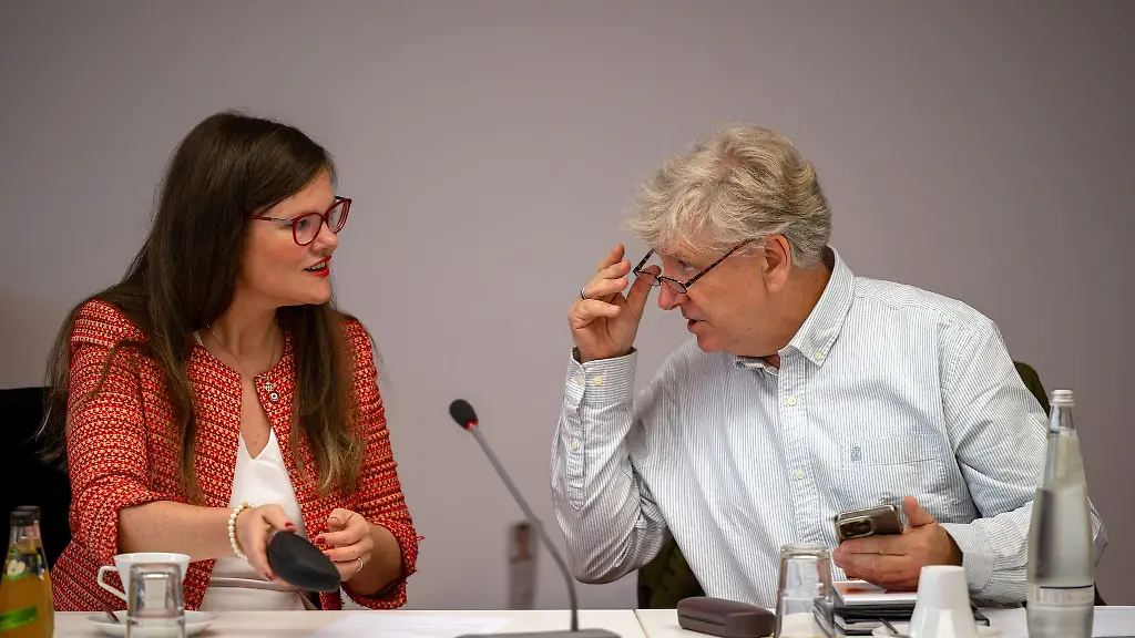 Die-Brandenburger-BSW-Landtagsabgeordneten-Jouleen-Gruhn-und-Andre-von-Ossowski-bleiben-bei-ihrem-Parteiaustritt-auch-wenn-zwei-Fraktionskollegen-wieder-eingetreten-sind-Archivbild