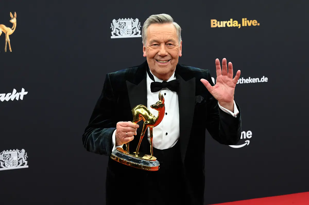 Roland-Kaiser-zeigt-seinen-Bambi-bei-der-77-Bambi-Verleihung-in-den-Bavaria-Filmstudios-auf-dem-roten-Teppich