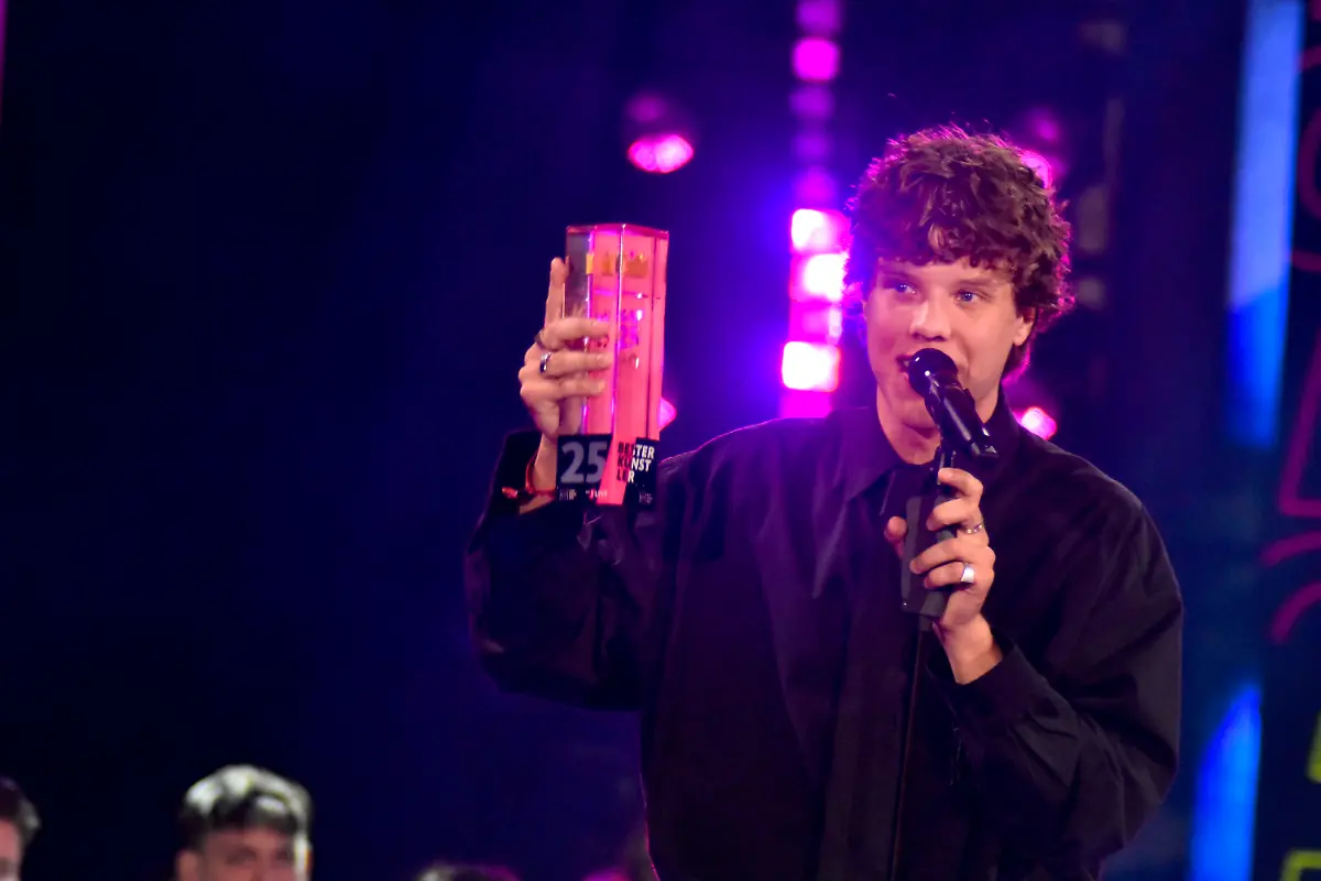 ABBbielefeld-Zartmann-Saenger-mit-Krone-Preistraeger-auf-der-Show-Behne-bei-der-Verleihung-des-WDR-Musikpreis-1-Live-Krone-im-Lokschuppen-Bielefeld-am-04-12