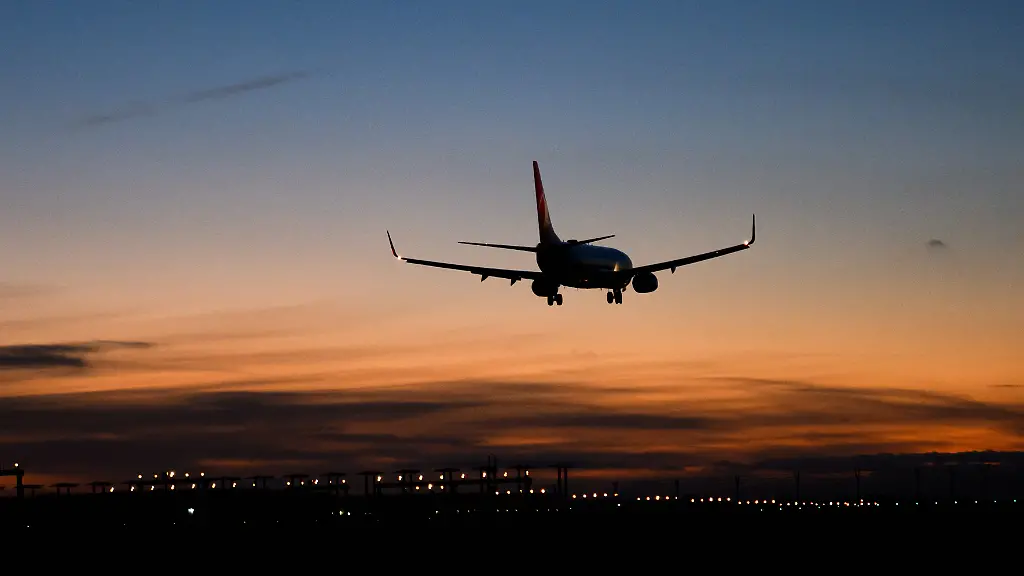 Ein-Flugzeug-von-Turkish-Airlines-Flug-TK1555-von-Istanbul-nach-Hannover-landet-am-Flughafen-Hannover-Die-lange-Wartezeit-in-Pakistan-hat-fuer-einige-weitere-Afghaninnen-und-Afghanen-aus-den-Bundesaufnahmeprogrammen-ein-Ende