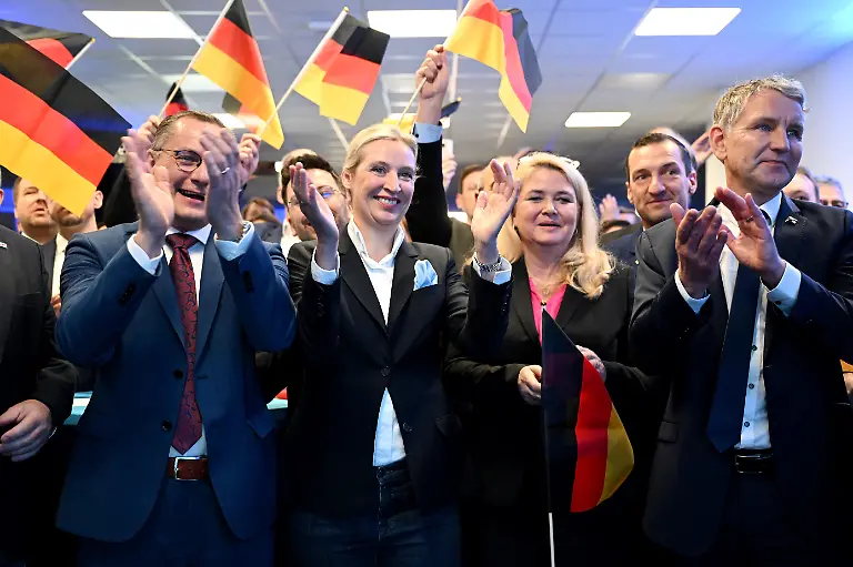 Alice-Weidel-M-Bundesvorsitzende-und-Kanzlerkandidatin-der-AfD-Tino-Chrupalla-l-AfD-Bundesvorsitzender-Kristin-Brinker-AfD-und-Bjoern-Hoecke-r-AFD-reagieren-bei-der-Wahlparty-der-AFD-in-der-AfD-Bundesgeschaeftsstelle-Am-Sonntag-fand-die-vorgezogene-Wahl-zum-21-Deutschen-Bundestag-statt