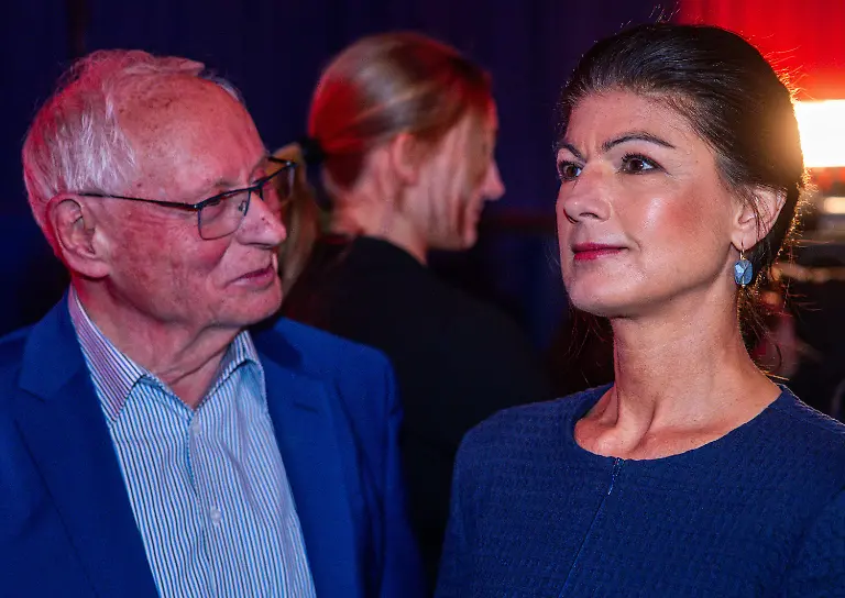 Sahra-Wagenknecht-Spitzenkandidatin-und-Parteivorsitzende-vom-Buendnis-Sahra-Wagenknecht-BSW-steht-bei-der-Wahlparty-vom-BSW-neben-Oskar-Lafontaine-Am-Sonntag-fand-die-vorgezogene-Wahl-zum-21-Deutschen-Bundestag-statt