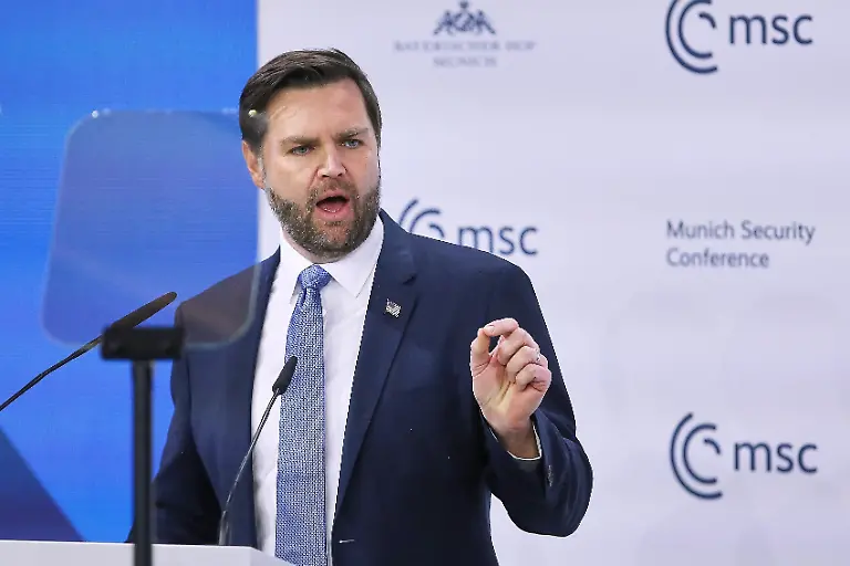 Muenchen-Bayern-Deutschland-Hotel-Bayerischer-Hof-Muenchner-Sicherheitskonferenz-2025-James-David-JD-Vance-Vizepraesident-der-Vereinigten-Staaten-haelt-eine-Rede